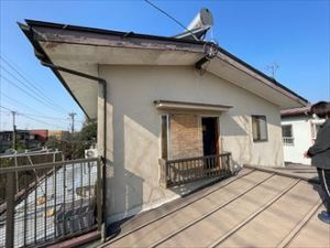 屋根と外壁の取り合いから雨漏りが発生しているようです